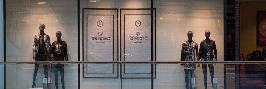 Schaufenster Reklame in einer Galerie sanft und unnahbar